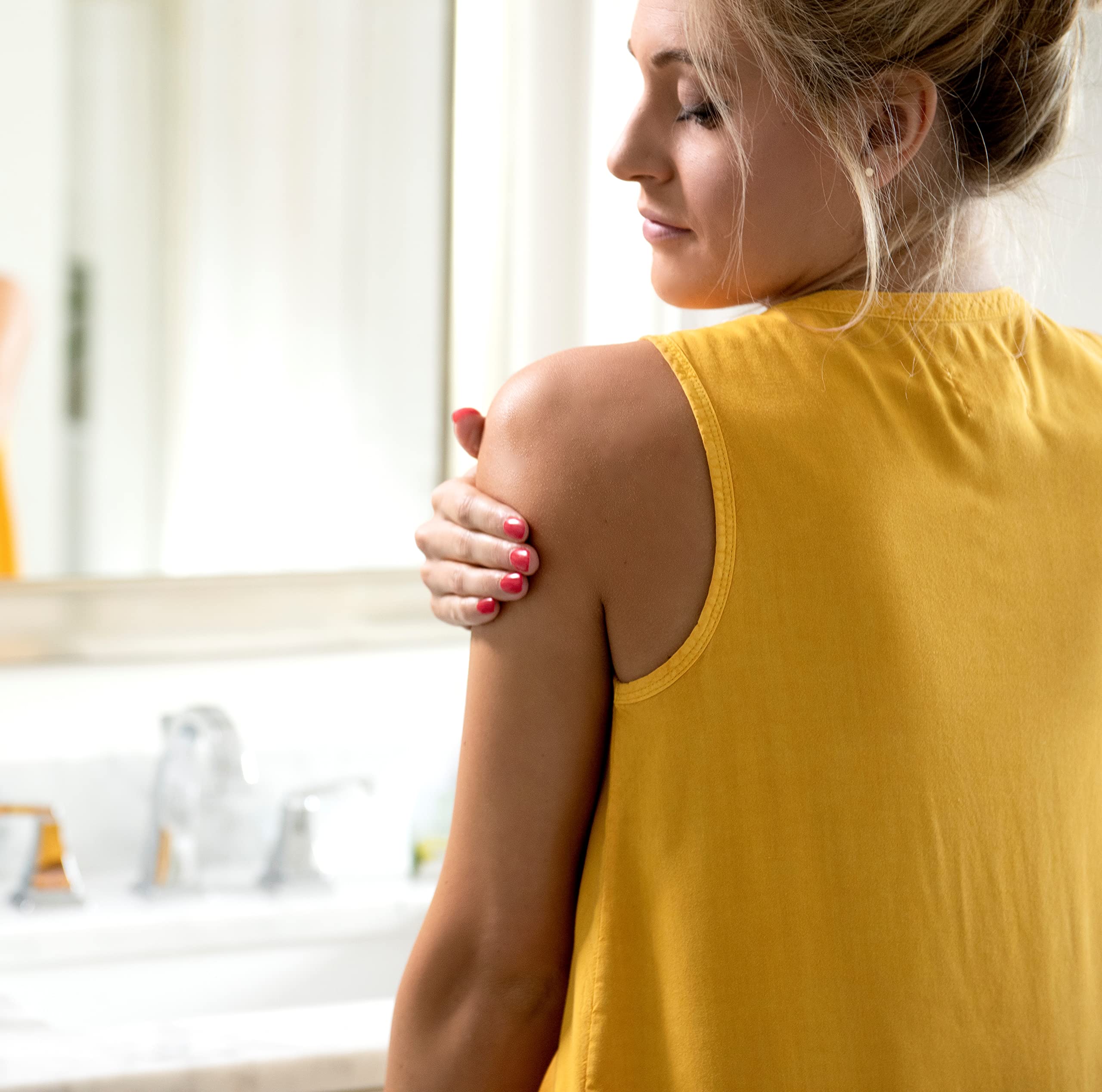Non-greasy, fast-dry formula image for comfortable everyday use.
