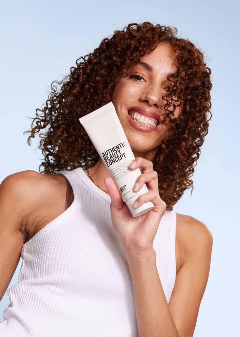 Diffuser-based blow-dry with shaping cream for light volume
