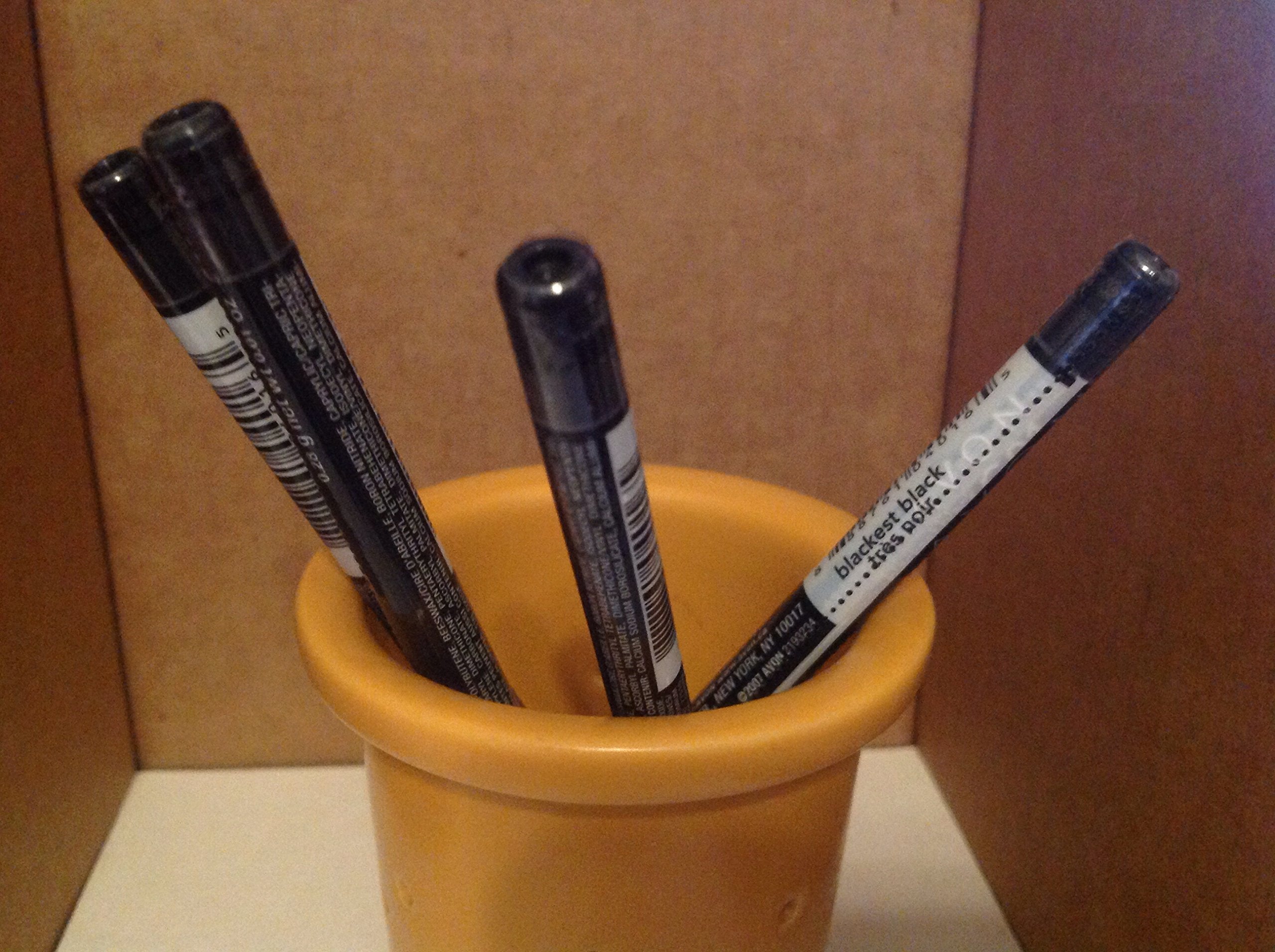 AVON Glimmersticks eye liner Blackest Black creates bold definition for dramatic eyes.