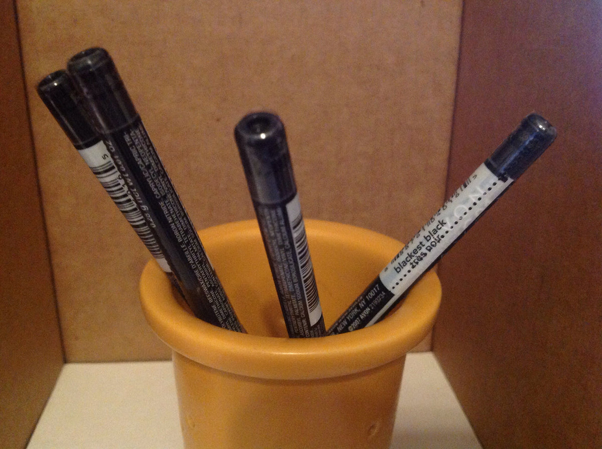 AVON Glimmersticks eye liner Blackest Black creates bold definition for dramatic eyes.