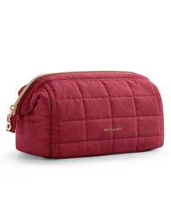 BAGSMART makeup bag wide opening enables quick access to cosmetics during busy mornings.