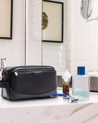 BAGSMART Toiletry Bag top opening showcases easy access for shaving kit organization.