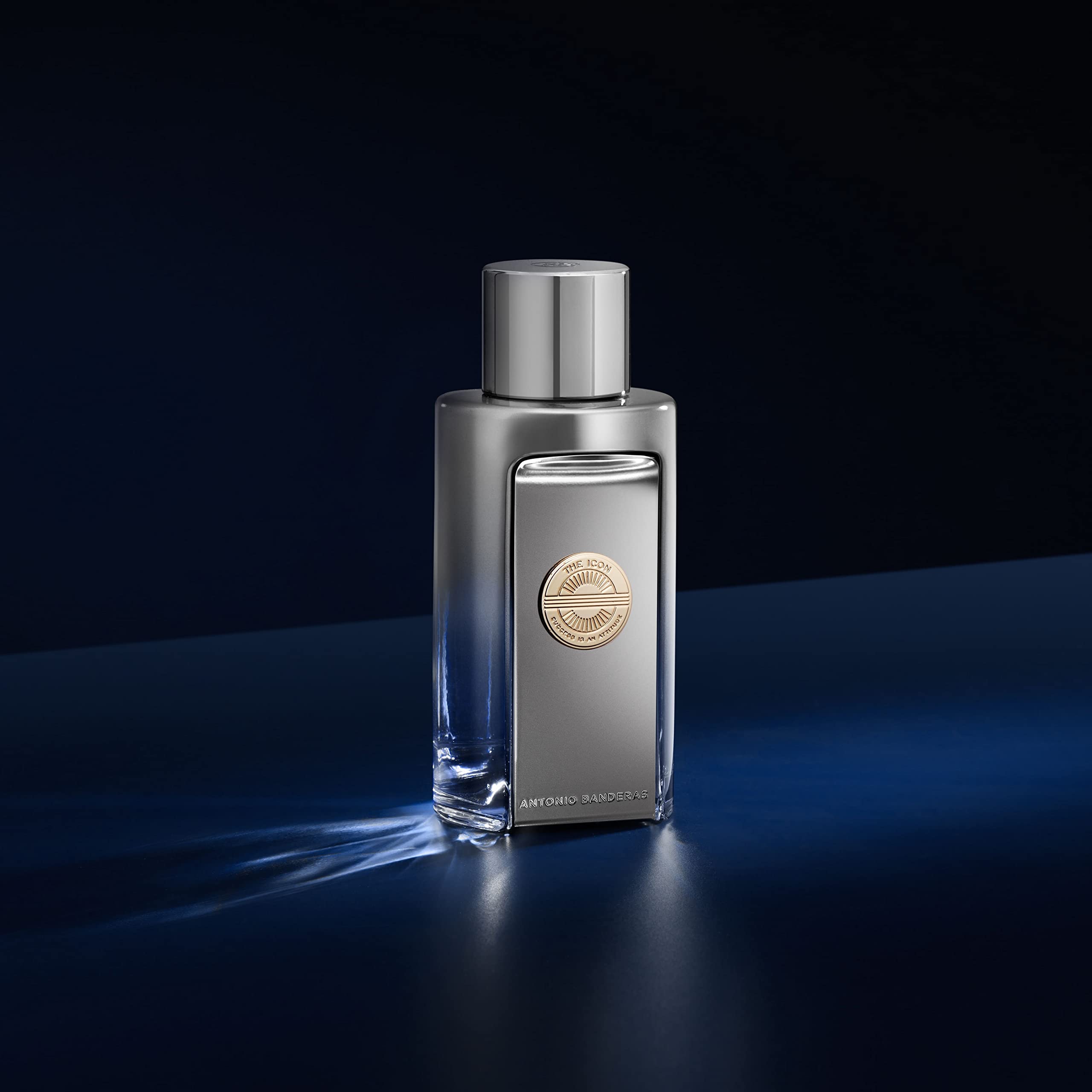 Banderas Icon Elixir base notes wood amber for lasting warmth.