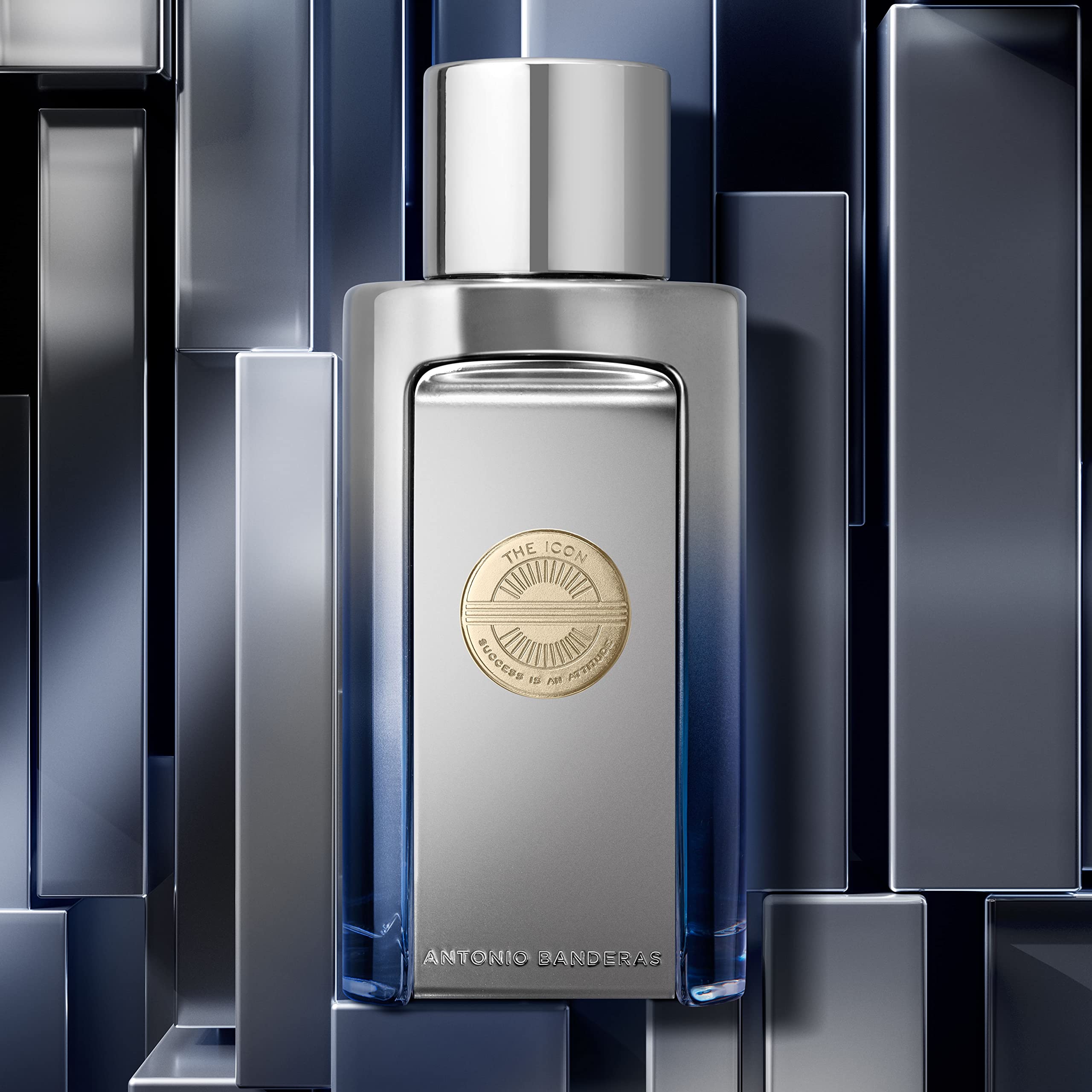 Banderas Icon Elixir top notes mandarine for a bright opening.