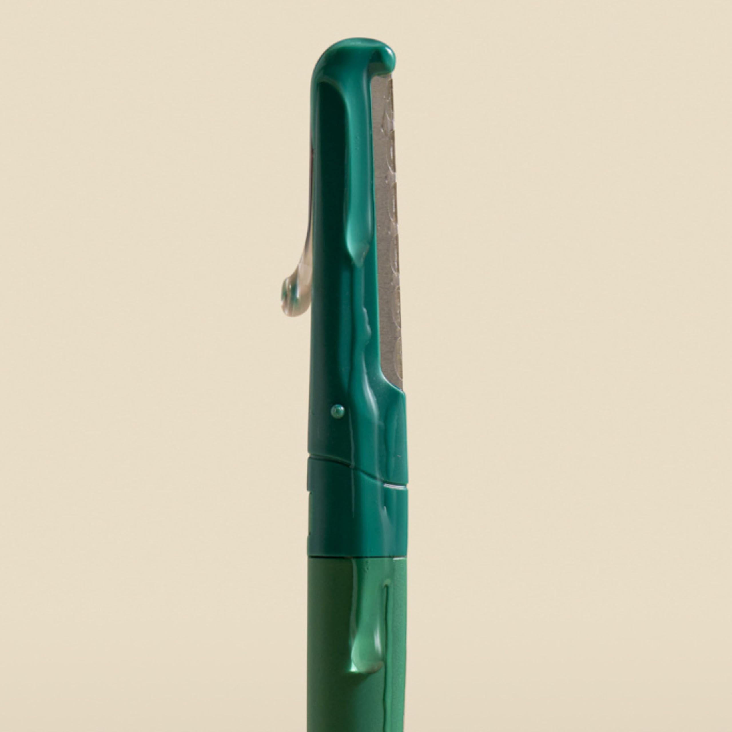 Barefaced ergonomic handle demonstrates comfortable control in a complete at-home dermaplaning set