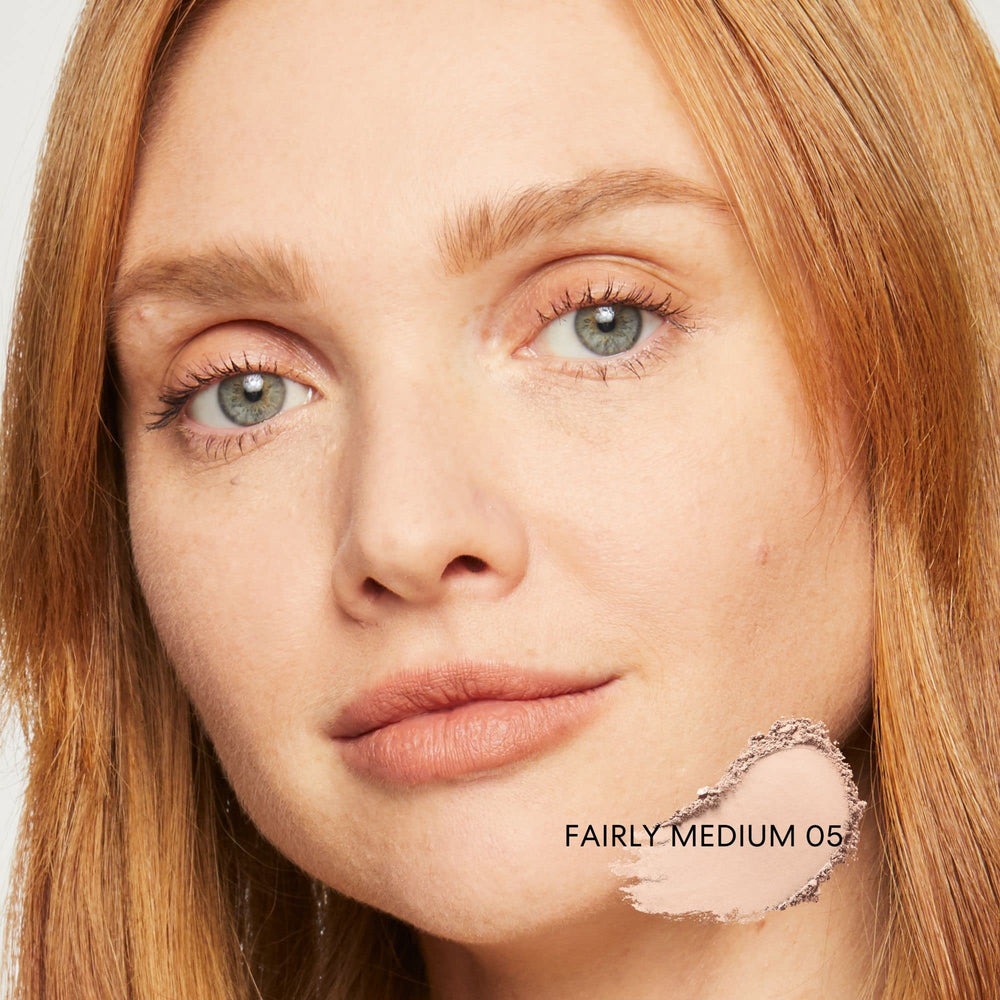 bareMinerals Original Matte Loose Foundation SPF15 closeup-texture reveals creamy mineral comfort.