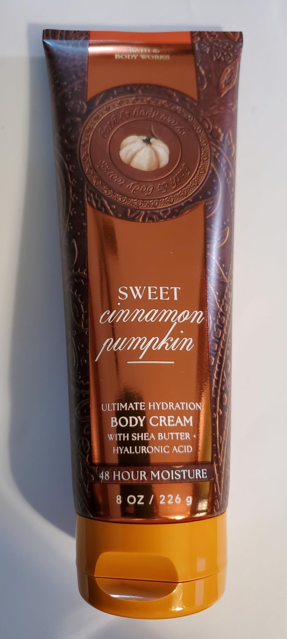 Bath and Body Works Sweet Cinnamon Pumpkin front artwork with autumn spices and cozy vibe.