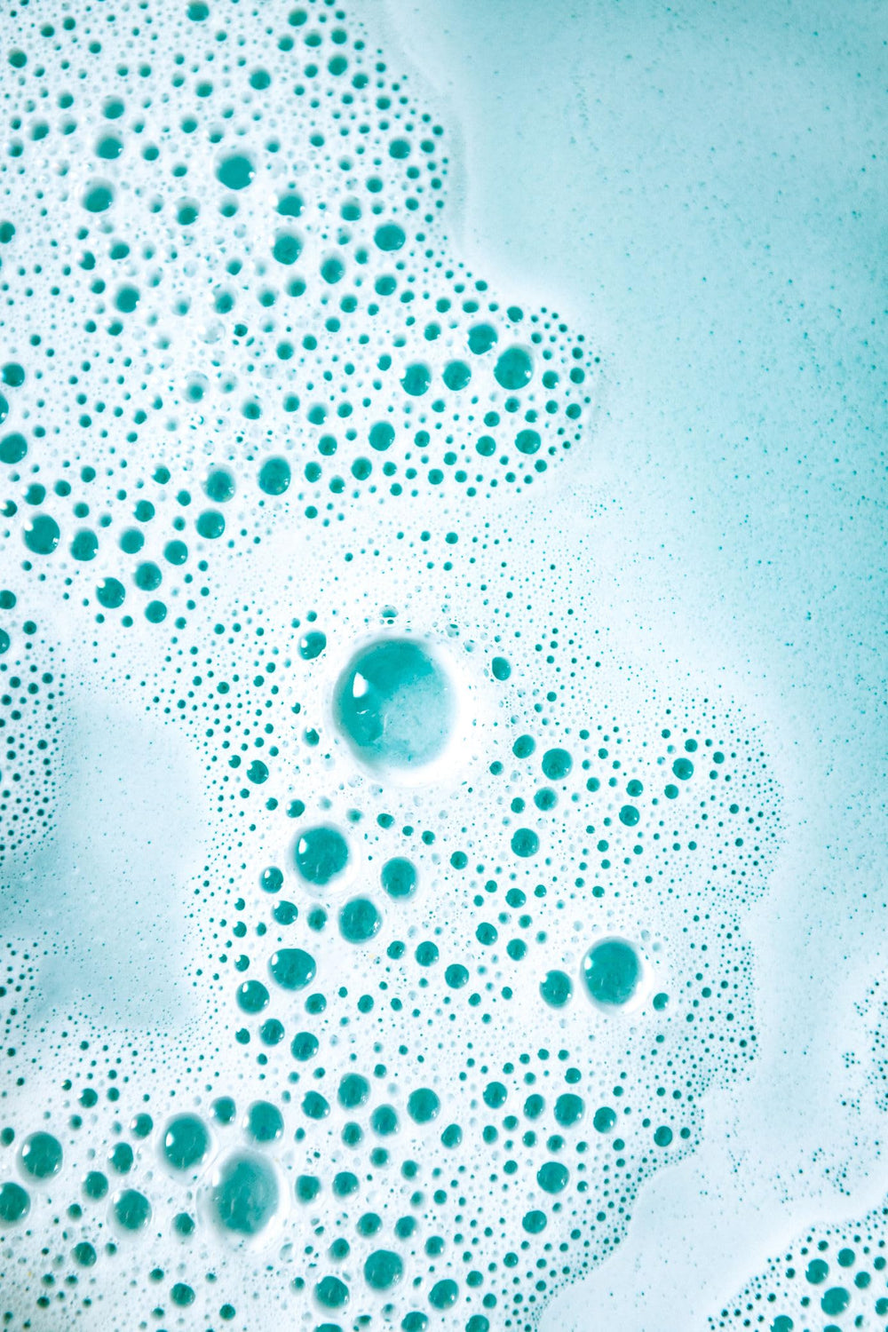 Bathorium Midnight Superbloom Crush velvety crema finish enriches bath water.