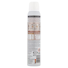 Batiste Dry Shampoo Plus pulverizador en acción sobre las raíces para un aspecto fresco.