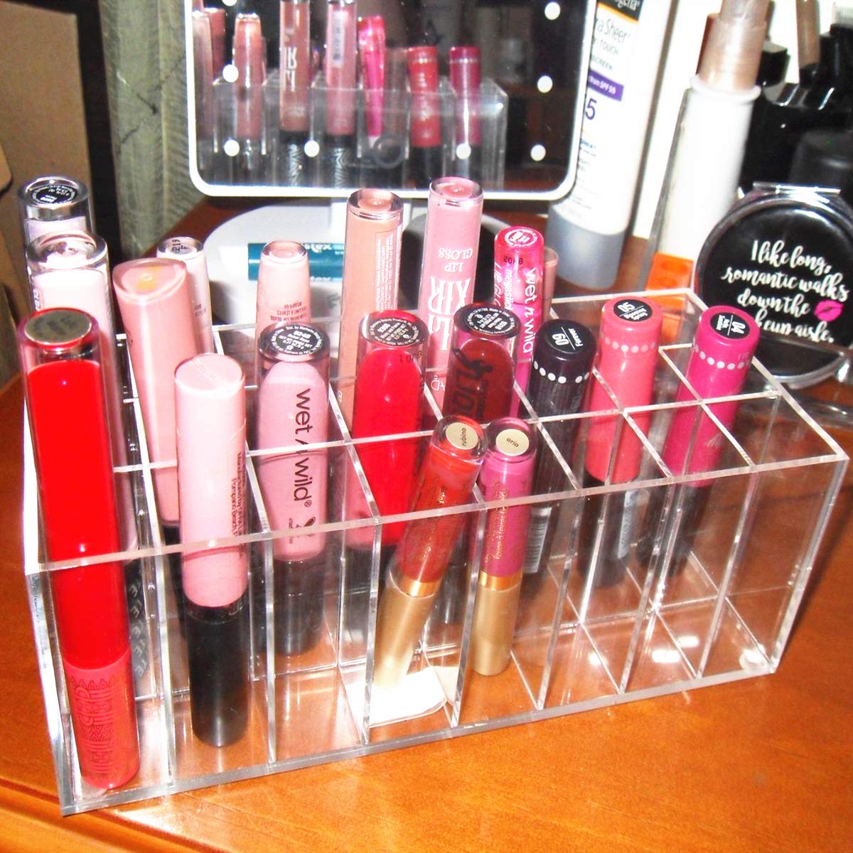 BBDOU lip gloss and lipstick storage close-up shows durability.