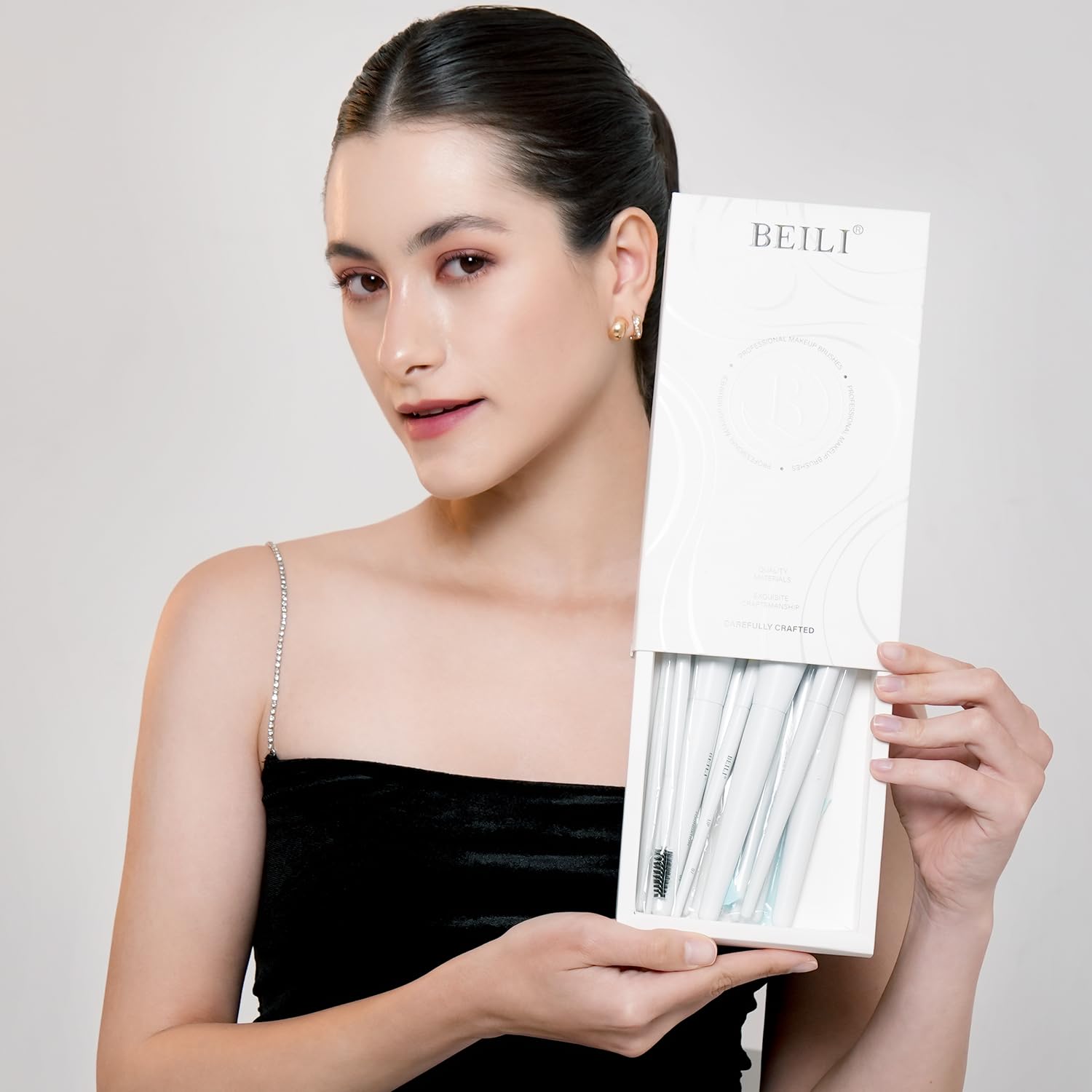 BEILI white blender eye brush for smooth lid blending and diffused finish.
