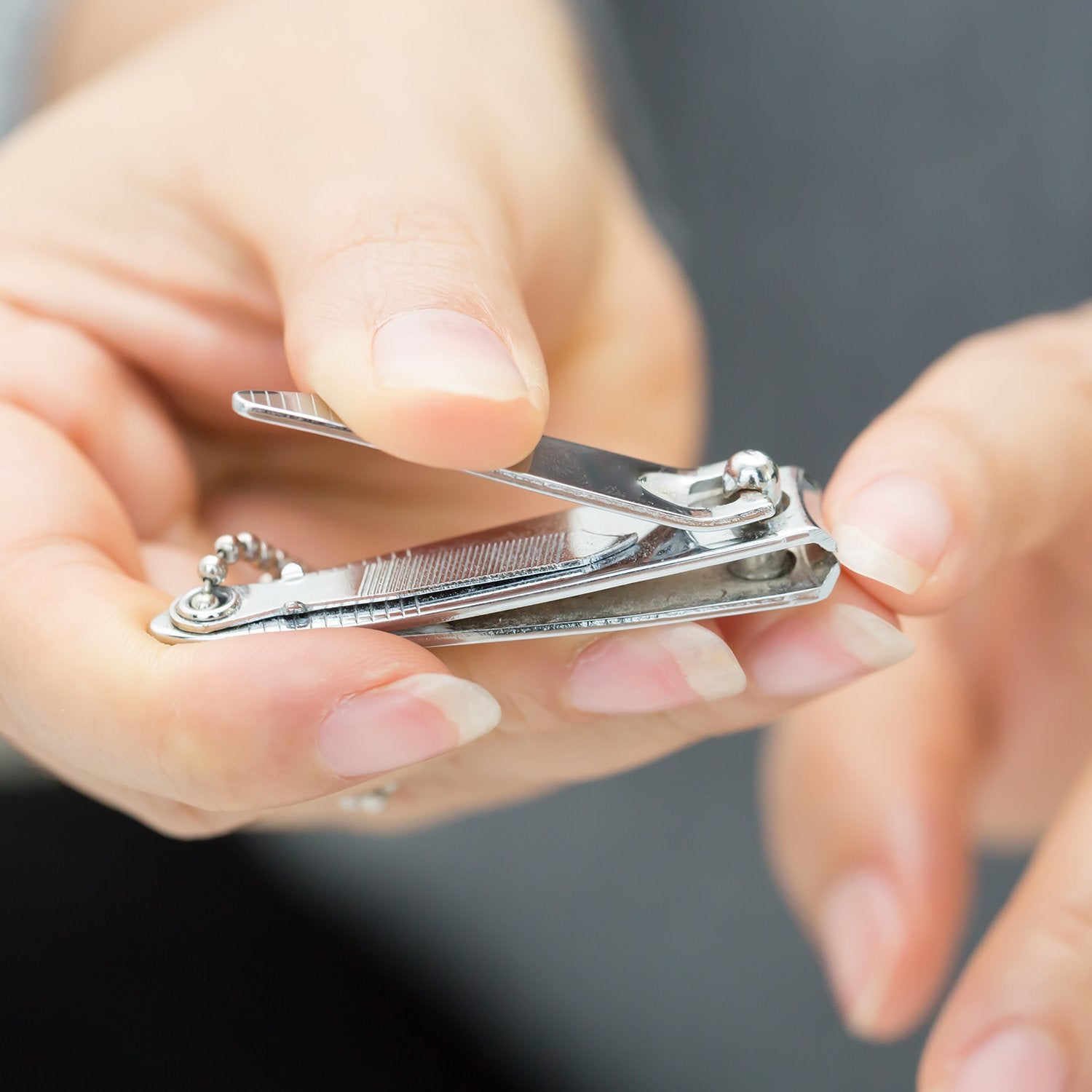 Bememo-nail-clippers-in-use showcases sharing-ready set for friends and family.