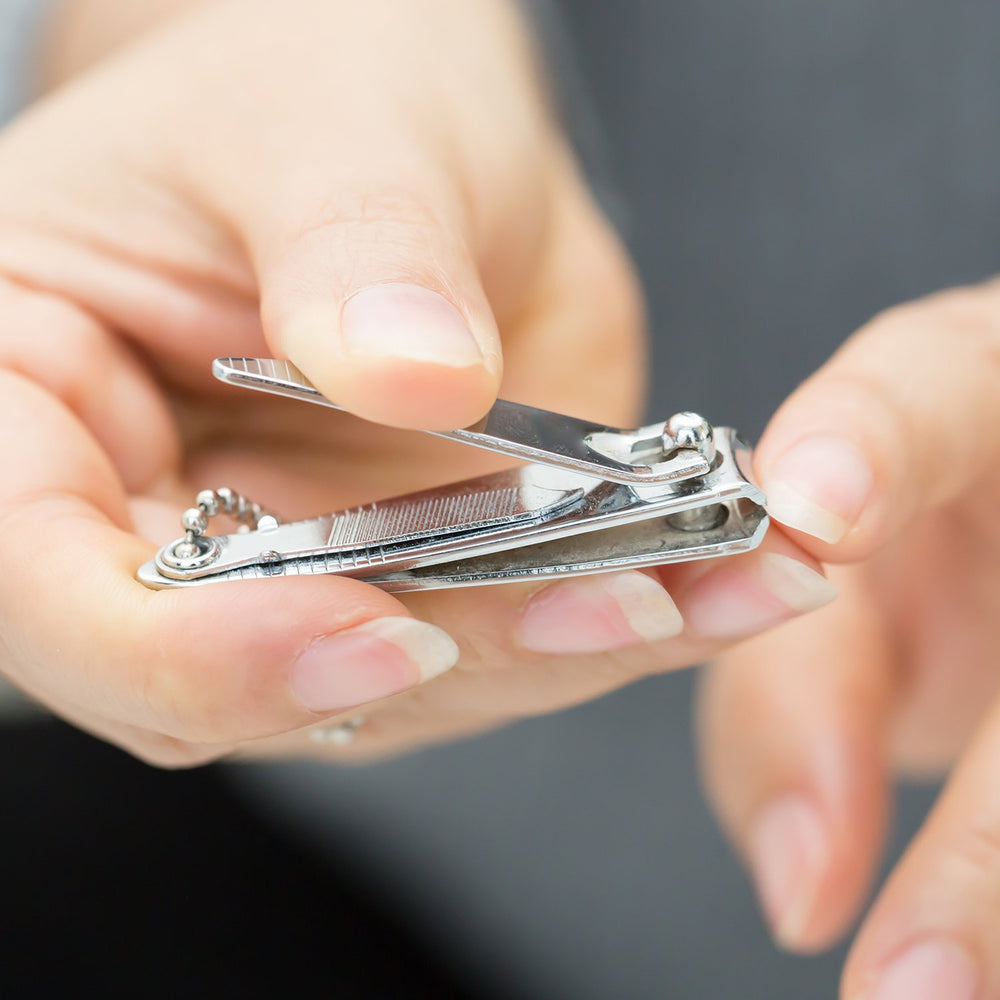 Bememo-nail-clippers-in-use showcases sharing-ready set for friends and family.