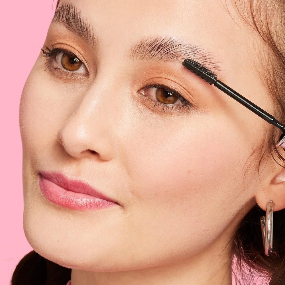 Benefit mini Brow Setter brush close-up that helps precise application