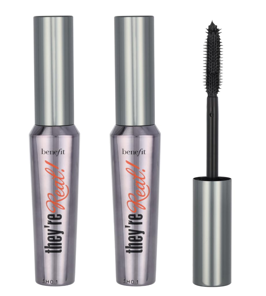 Benefit close-up of wand brush with staggered bristles for precise lifting benefit