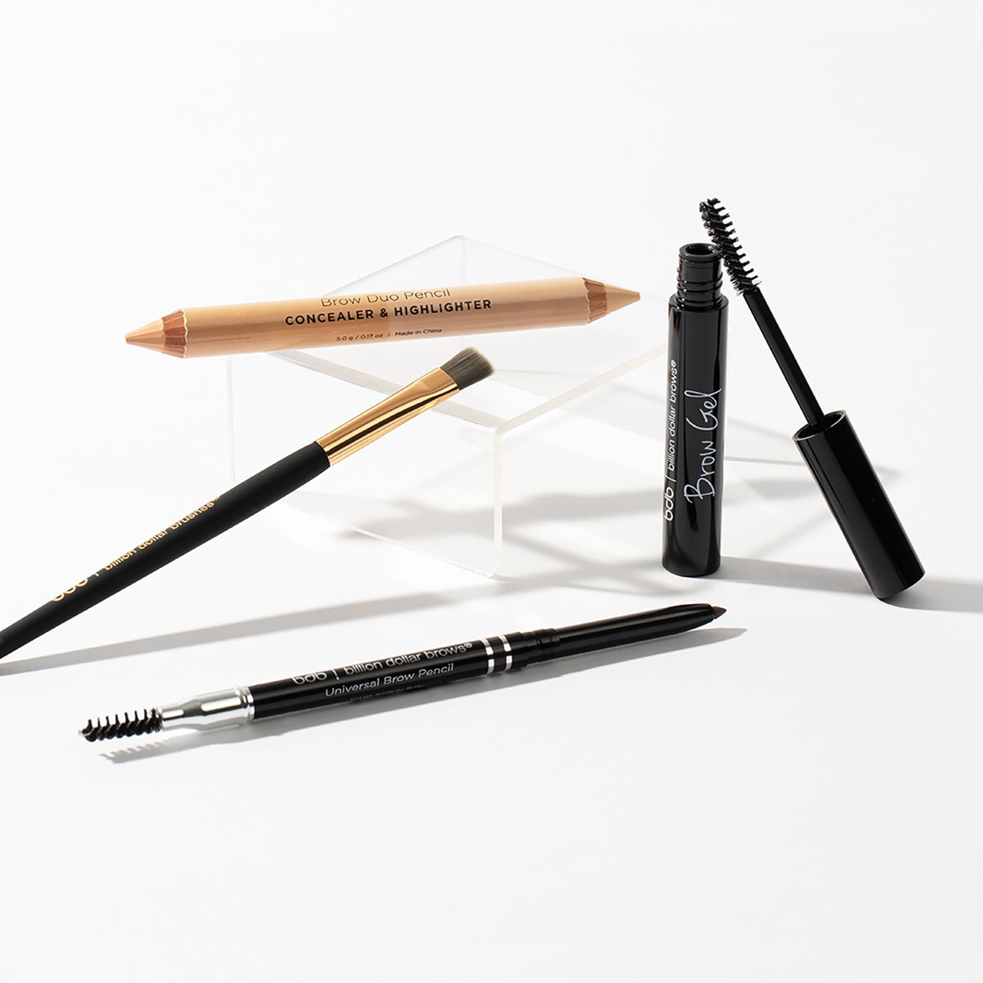 Billion Dollar Brows dos-en-uno iluminador y corrector, ilumina y corrige discretamente.