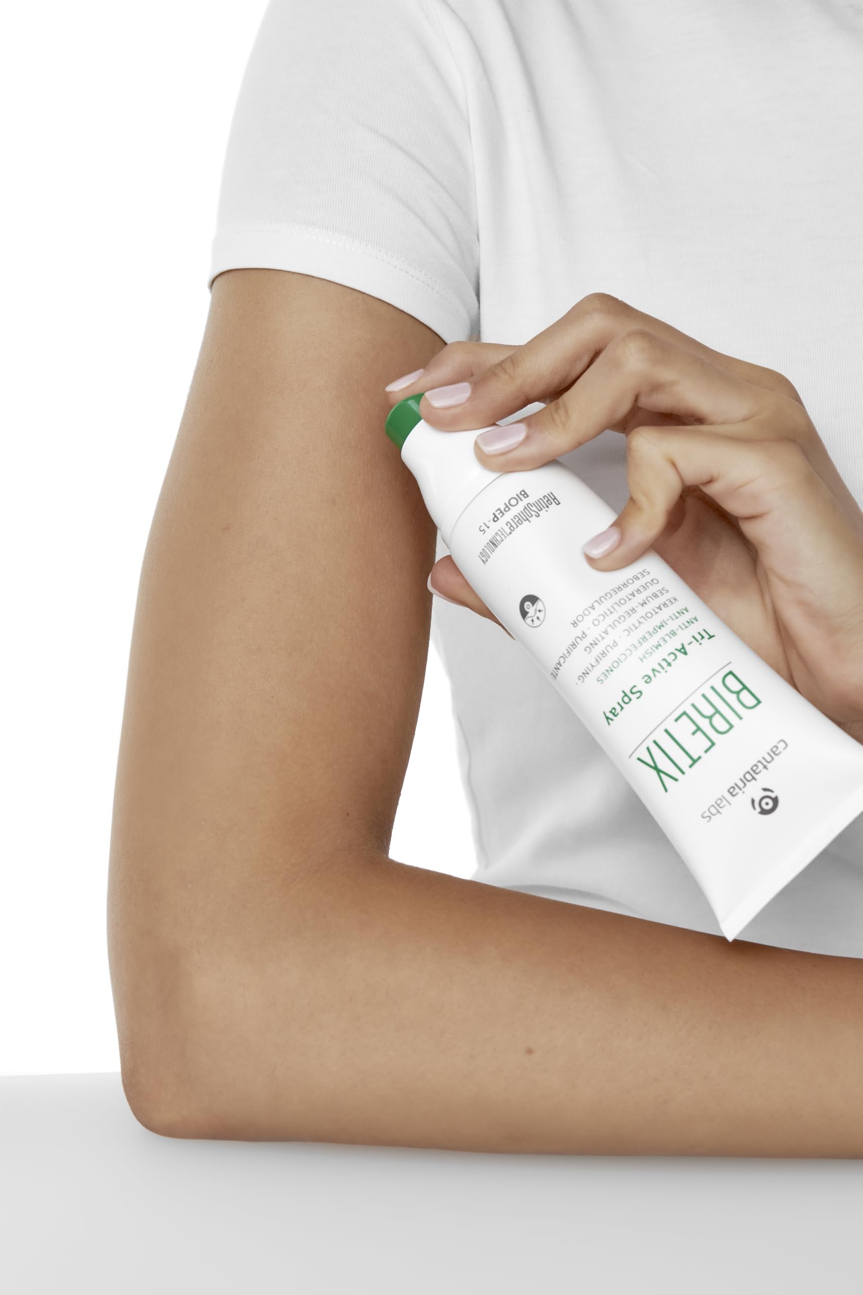 Biretix Tri-Active Spray mist in motion, supports oil control and refreshing feel.