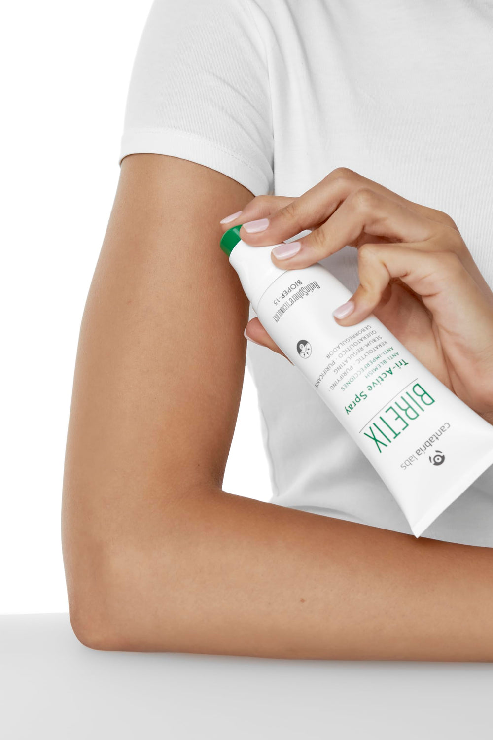 Biretix Tri-Active Spray mist in motion, supports oil control and refreshing feel.