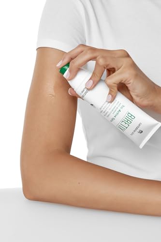 Close-up of pores with Biretix Tri-Active Spray, promoting balanced skin texture.