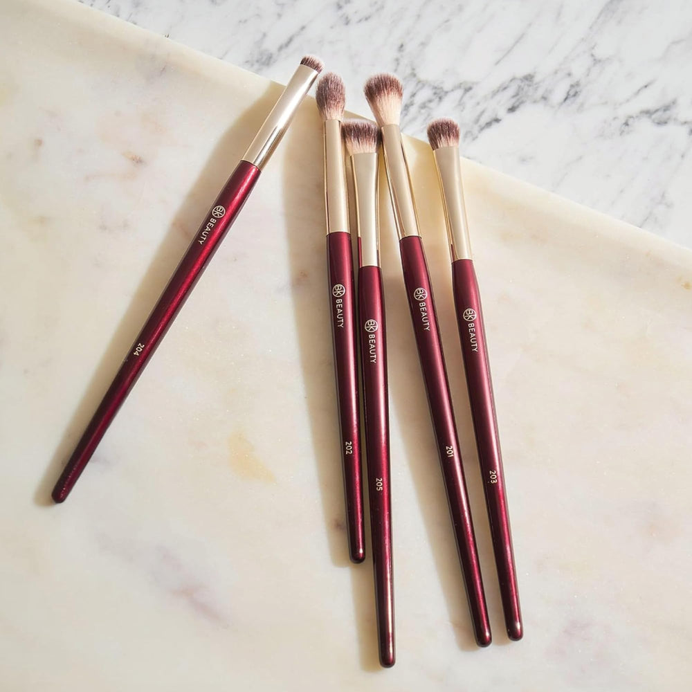 BK BEAUTY Essentials Brush Set 205 Contoured Shader for precise brow bone highlighting