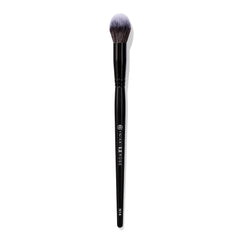 BK BEAUTY Nikki La Rose N14 under-eye blending brush for precise, gentle concealer application.