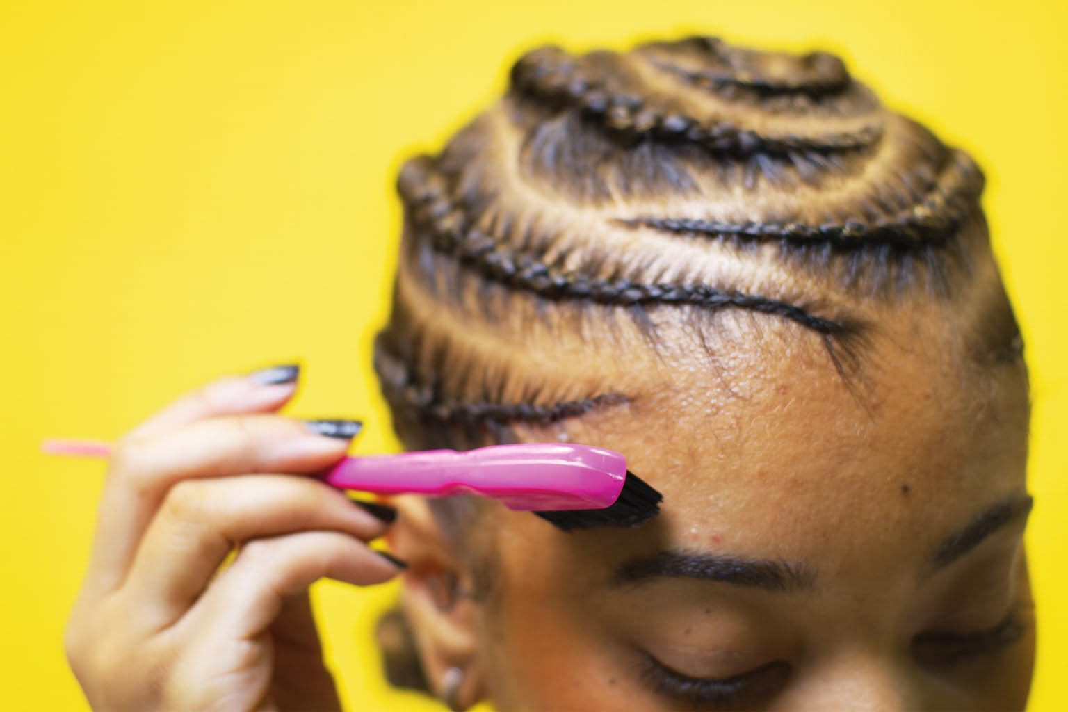 Black Panther Strong Diamond Edges applying gel on edges conveys smooth, long-lasting hold.