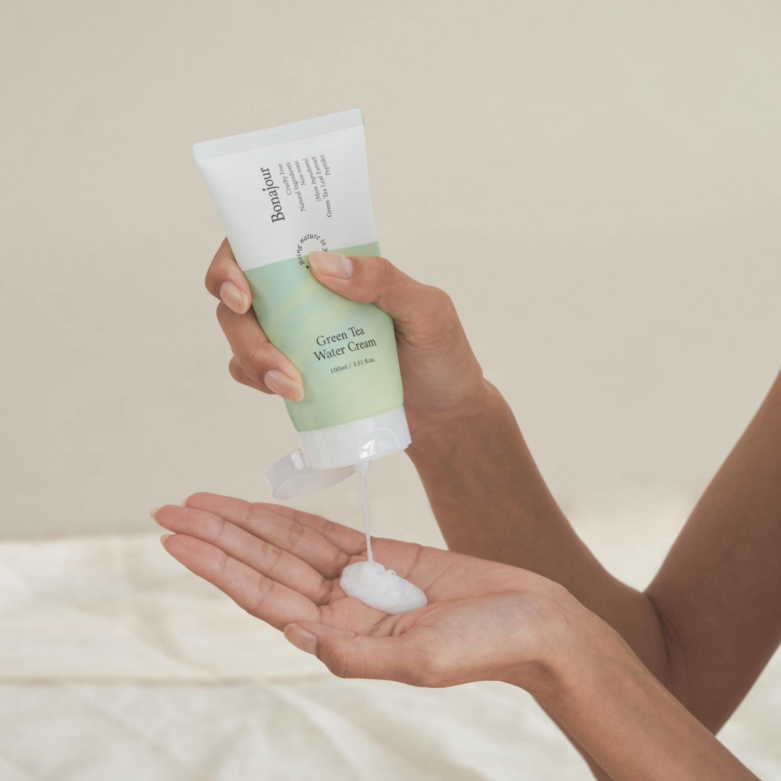 BONAJOUR Green Tea Water Bomb close-up highlights antioxidant-rich Jeju green tea.