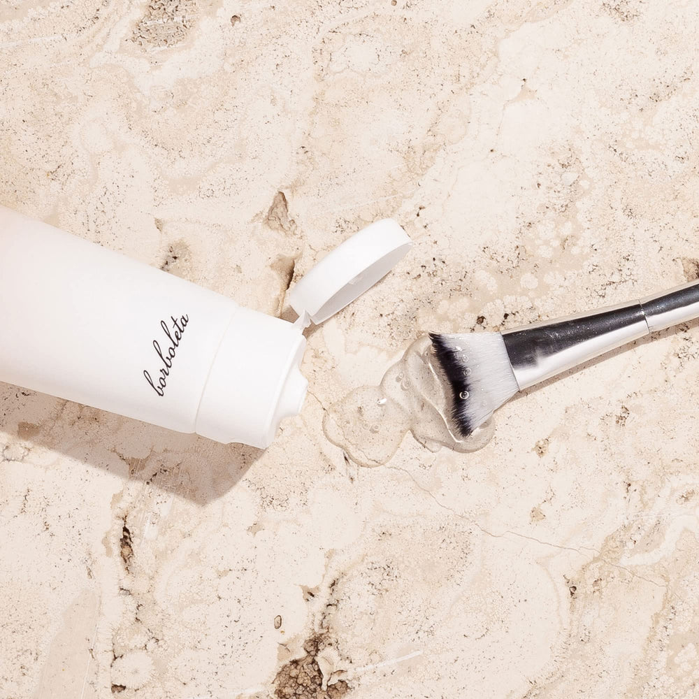 Borboleta Lash Bath Gel Cleanser application gel demonstrates gentle lash cleansing
