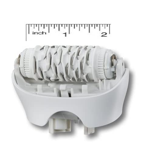 Braun replacement head closeup highlights skin-friendly surface for comfortable, precise epilation.