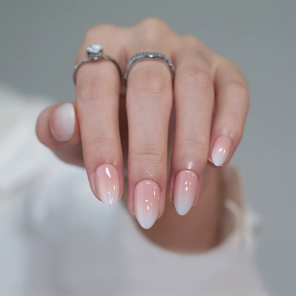BTArtbox vanilla-cream nails on hand illustrate effortless application and everyday wear.