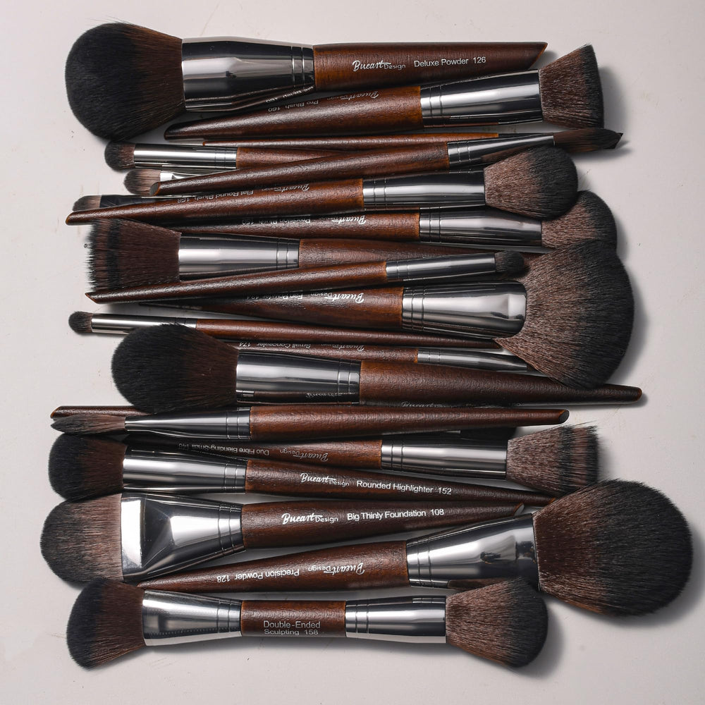 Bueart Design extra-large holder keeps brushes organized and travel-ready.