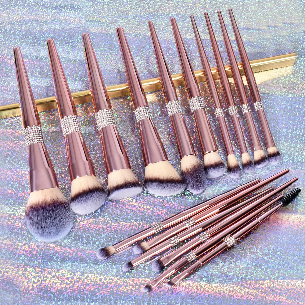 Bueart Design highlighter brush for luminous, precise highlighting.
