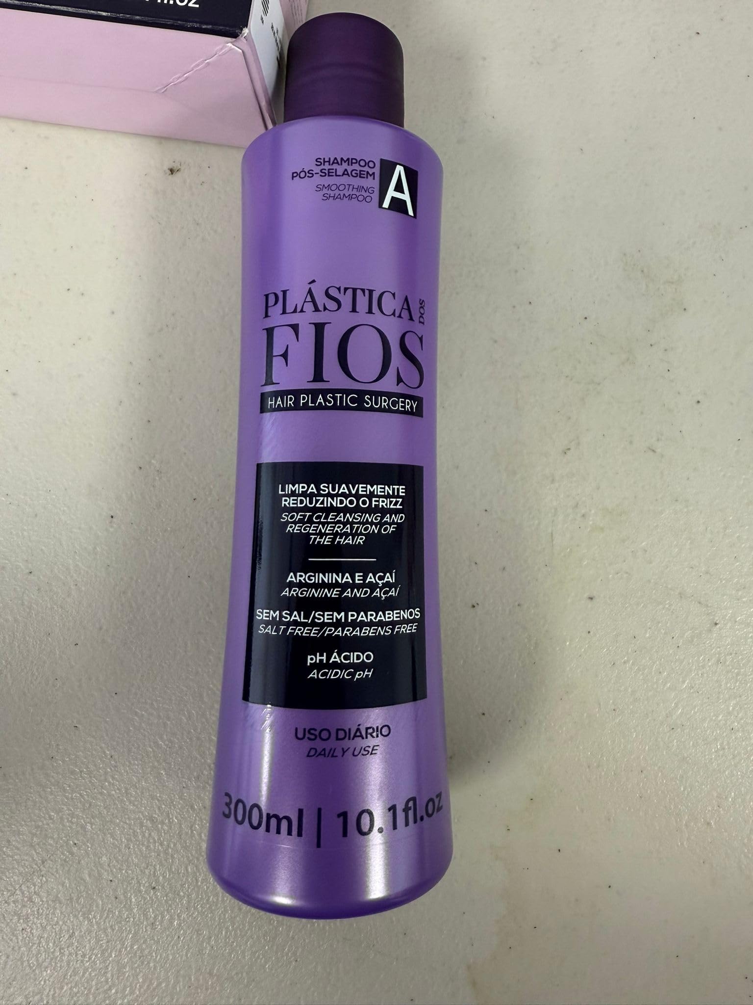 CADIVEU Plastica Dos Fios enriched with Arginine and Acai Oil for strengthened, shiny strands.