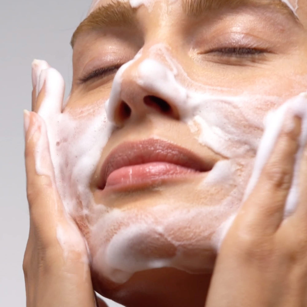 Caudalie Vinoclean chamomile close-up highlights calming effects reducing redness.