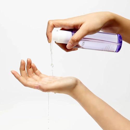 celimax Derma Nature Fresh pour on hand demonstrating oil texture for daily cleansing