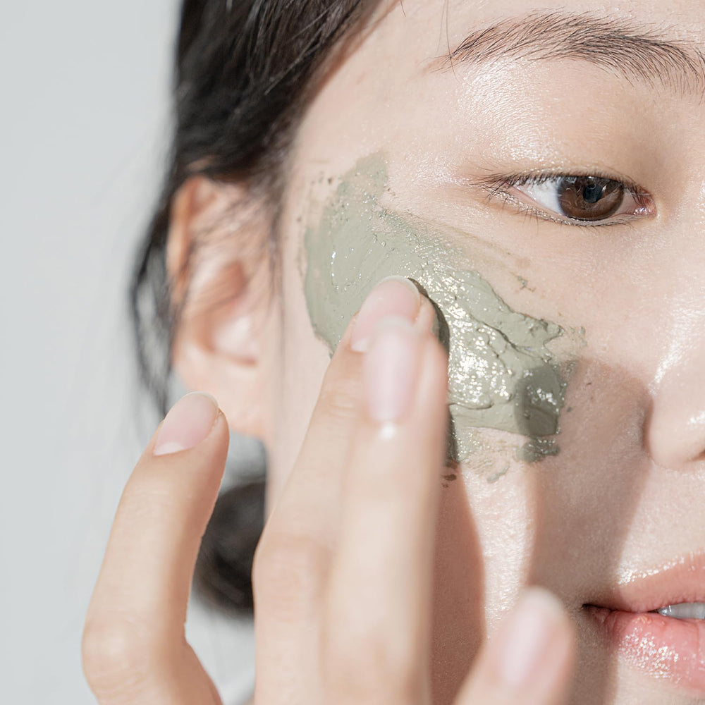 Celimax The Real Noni Refresh Clay Mask texture highlights 13,000 ppm Noni powder for gentle exfoliation.