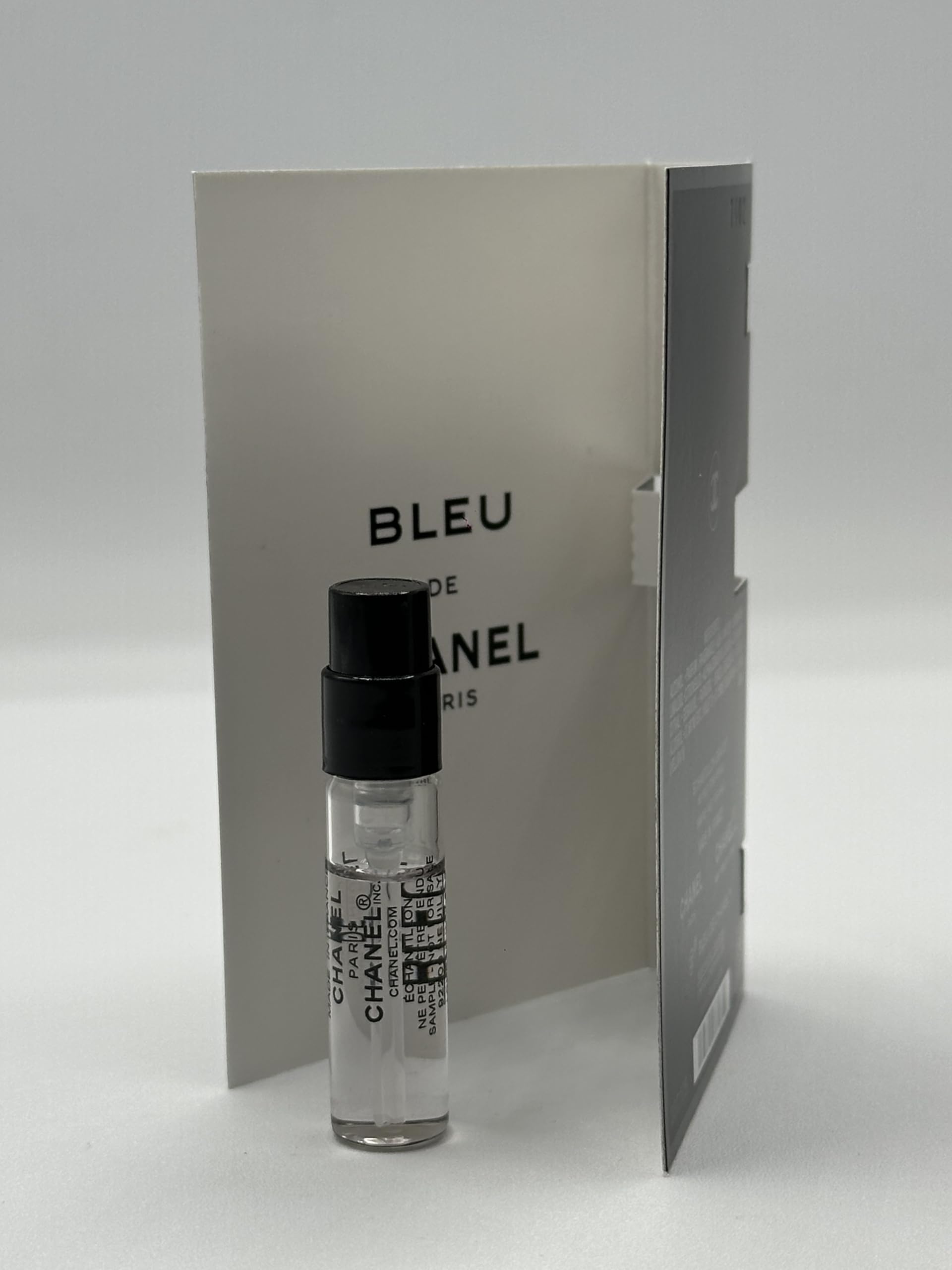 CHANEL Bleu de Parfum cedar and jasmine close-up note detail for enticing aromatic insight