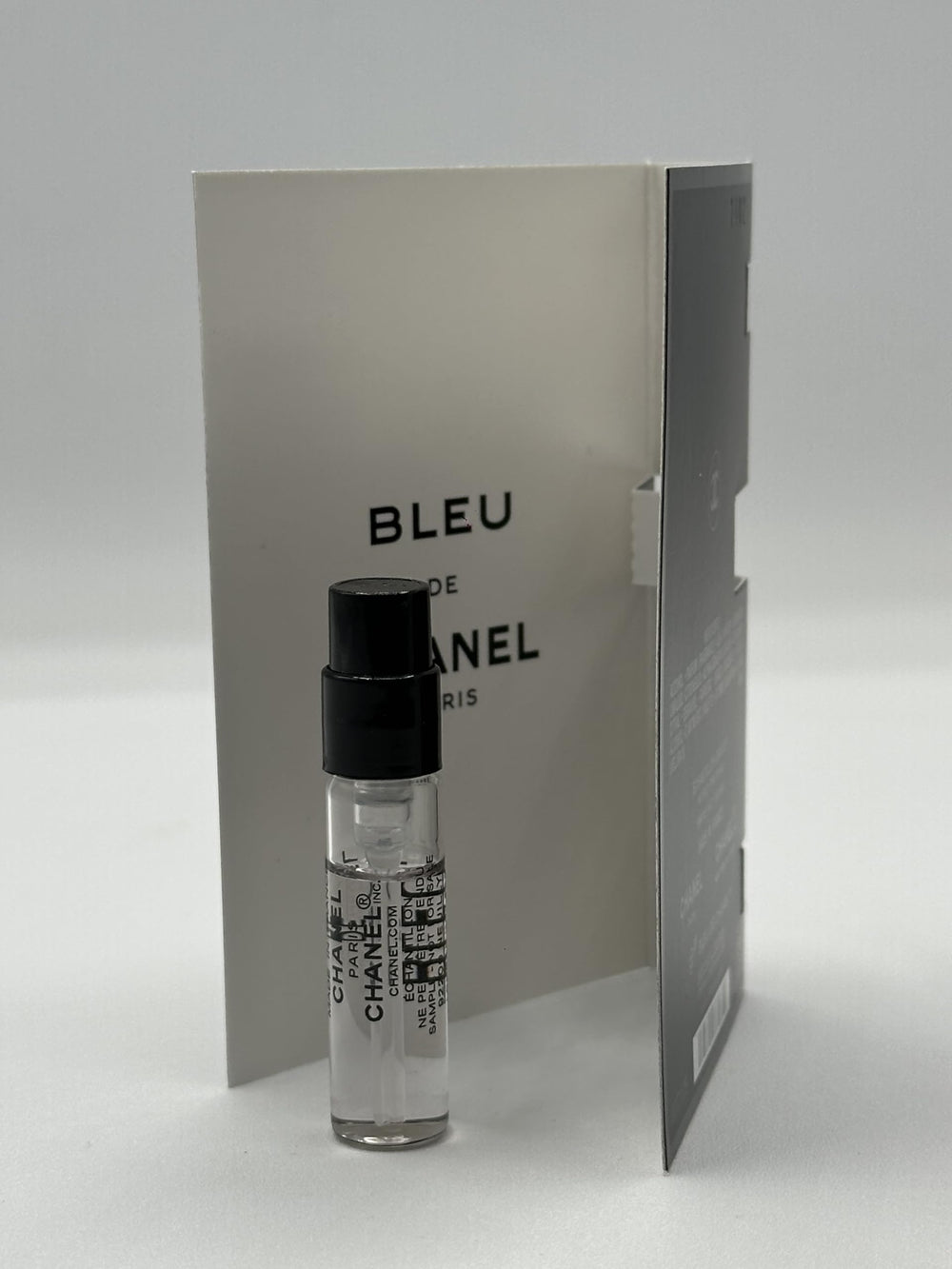 CHANEL Bleu de Parfum cedar and jasmine close-up note detail for enticing aromatic insight