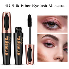 Charm Kiss 4D Silk Fiber Mascara brush stroke emphasizes clump-free, smooth application.