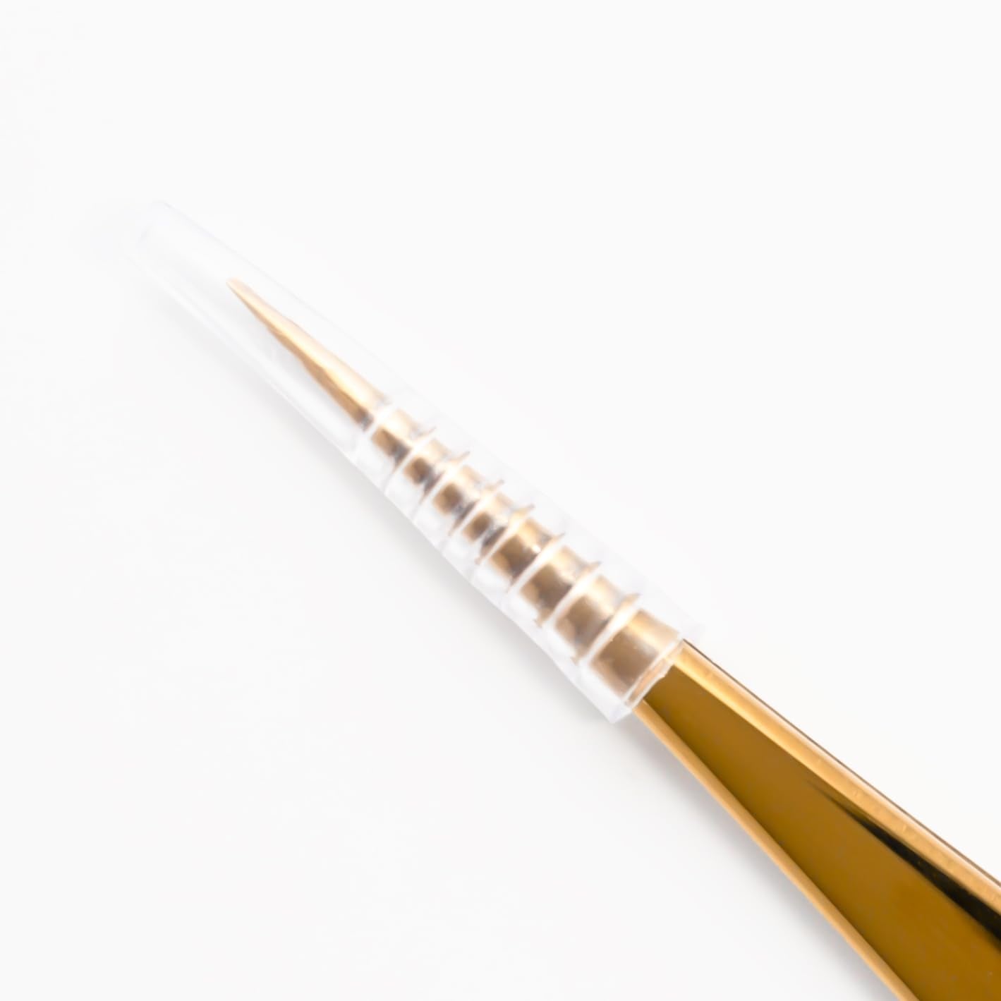 CHAZÓN tweezers in use for eyebrow shaping and precise facial-hair management