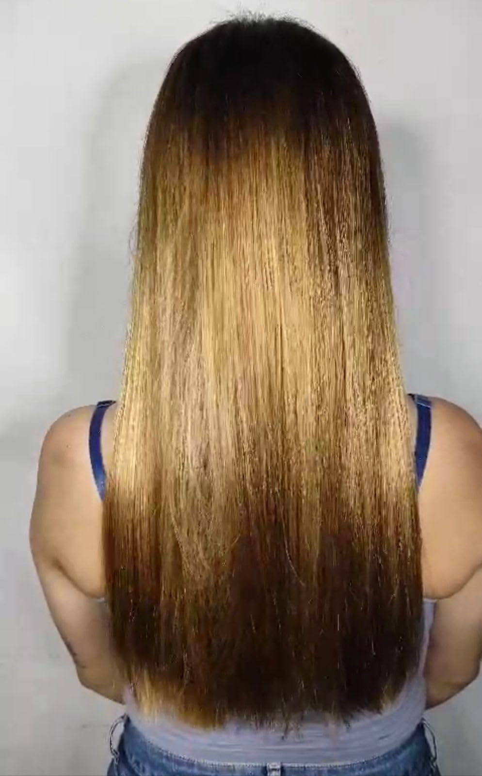 CHELLY Superior Keratin Frizz-Control image illustrates smoother, shinier hair results.