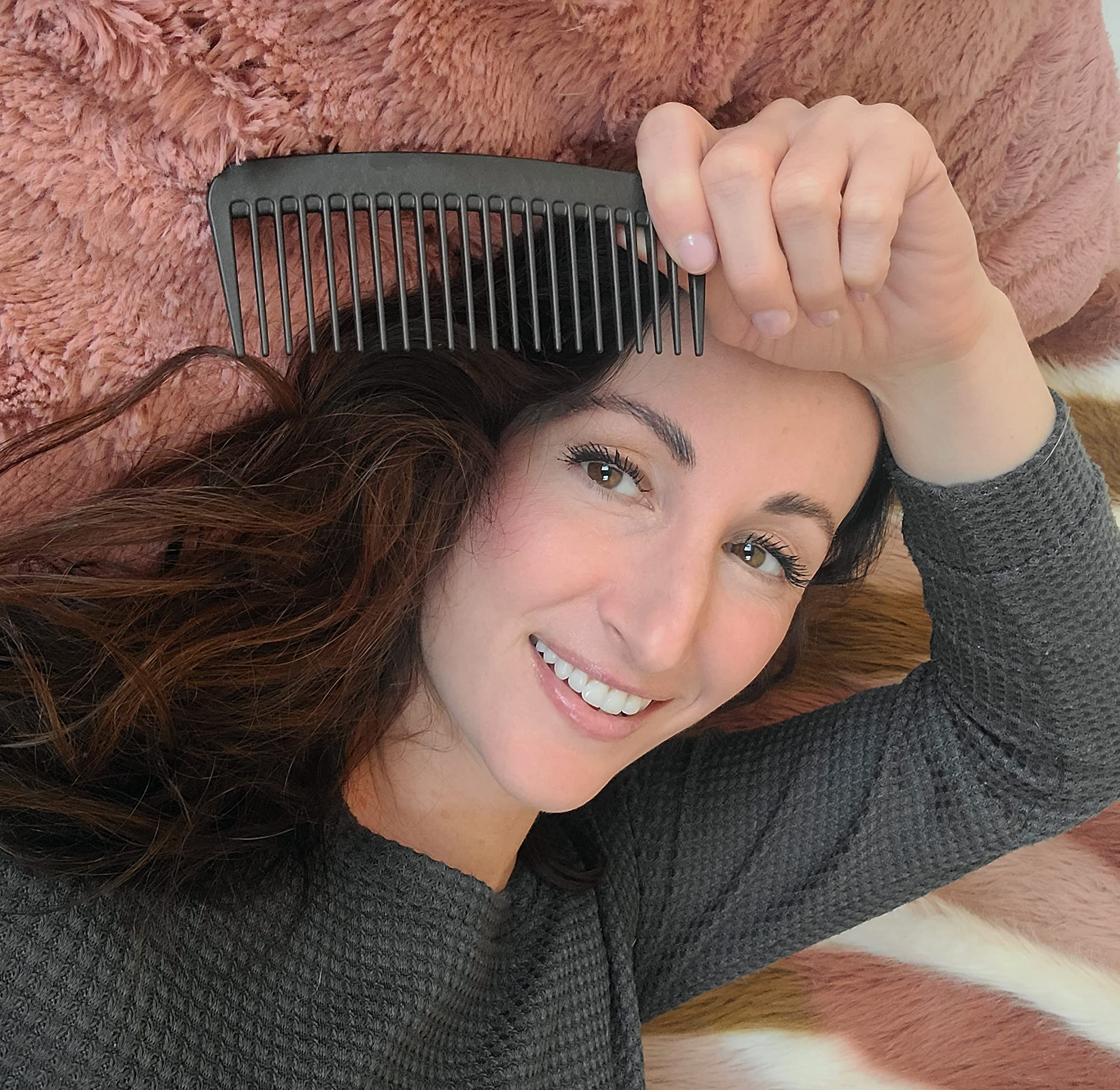 Chicago Comb carbon fiber anti-static material demonstrates smooth surface.