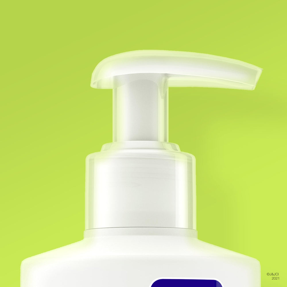 Clean & Clear Aloe Vera Gentle Facial Cleanser skin-application scene highlights gentle cleanse for sensitive skin