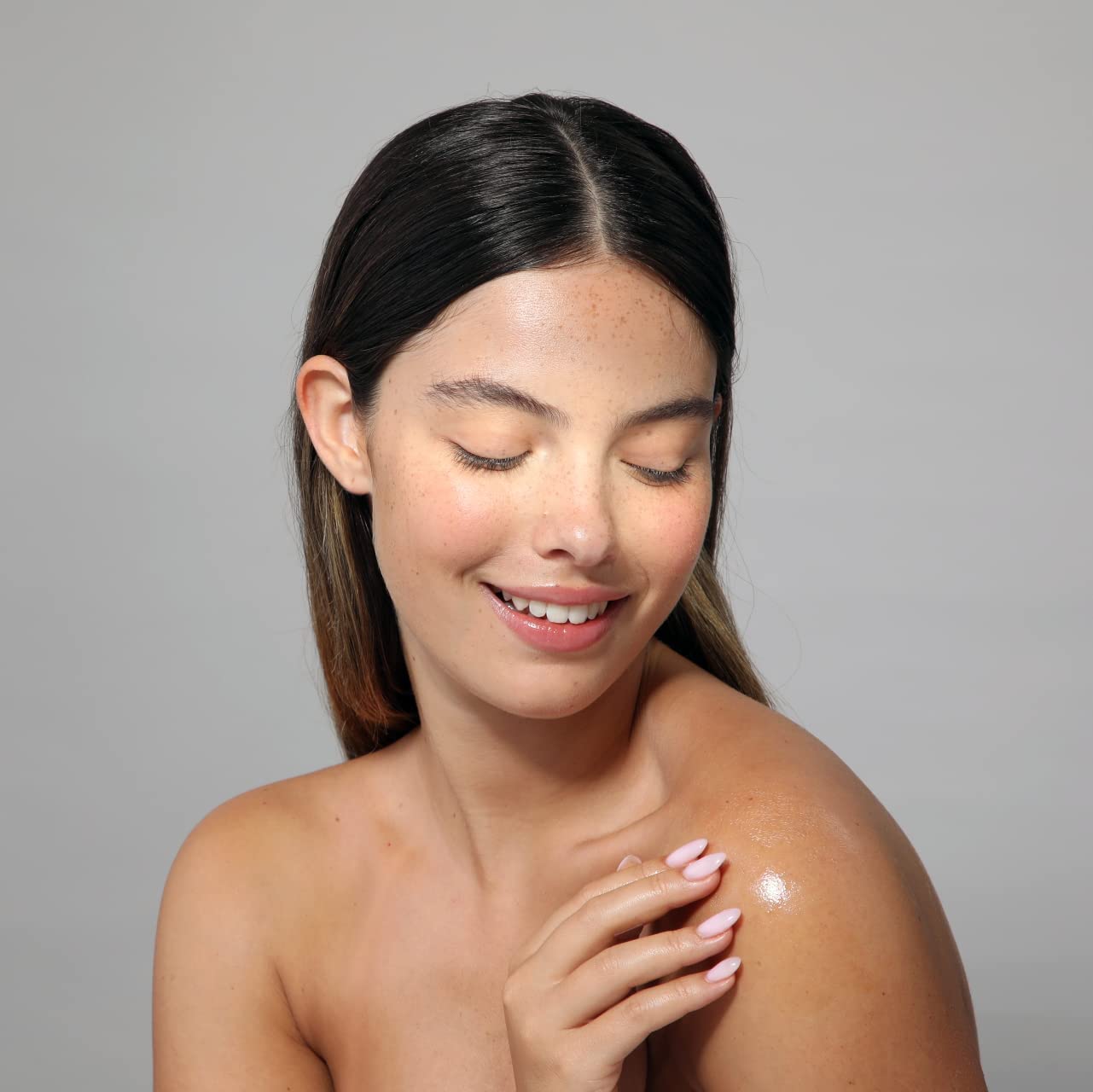 Cliganic jojoba oil glass bottle closeup showing pure, single-ingredient formula for everyday use.