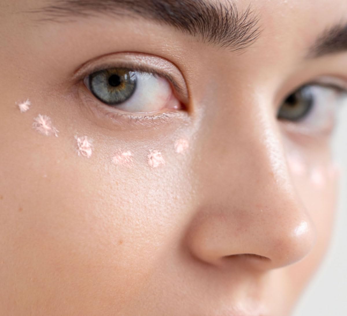 COLLEEN ROTHSCHILD illuminating eye cream under-eye application demonstrates brightening