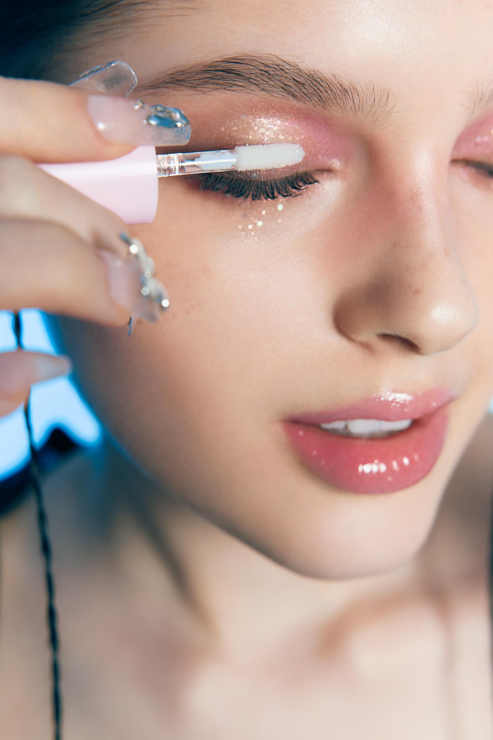 Colorgram liquid glitter eyeshadow closeup highlights multi-sized pearls and luminous finish.