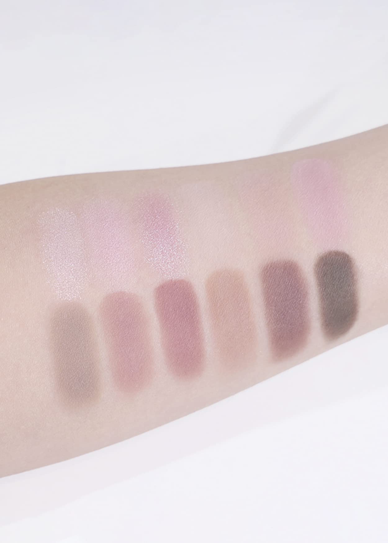 COLORGRAM Pin Point Eyeshadow Palette 02 matte shades provide blendable base colors.