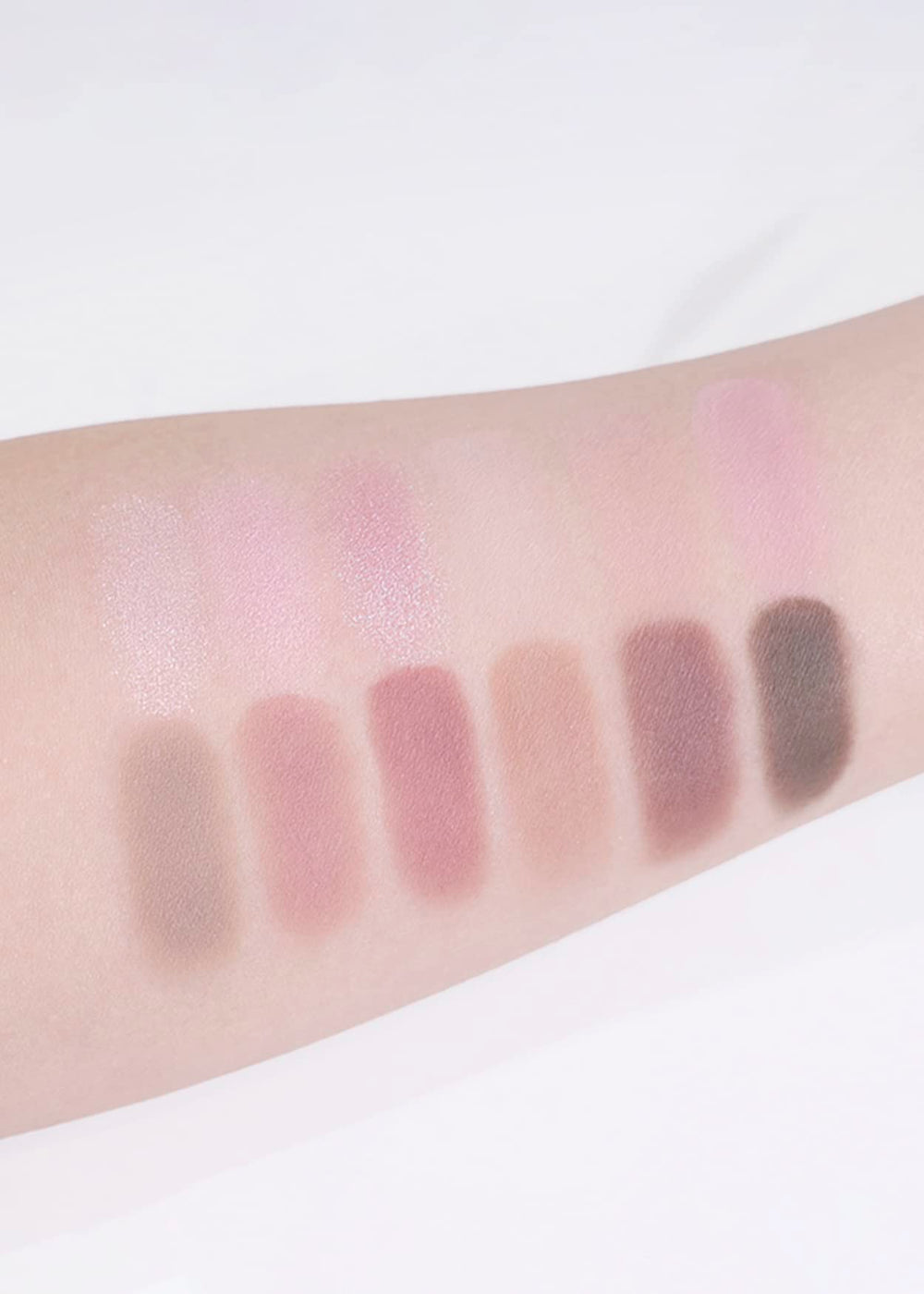 COLORGRAM Pin Point Eyeshadow Palette 02 matte shades provide blendable base colors.