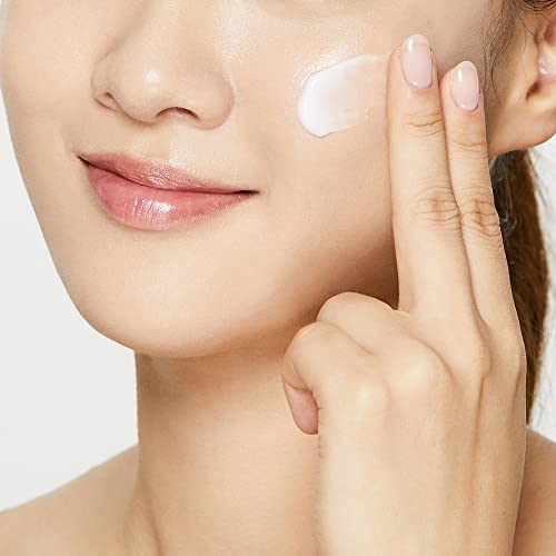 COSRX Ultimate Nourishing Rice Overnight Spa Mask texture close-up reveals lightweight, creamy consistency.