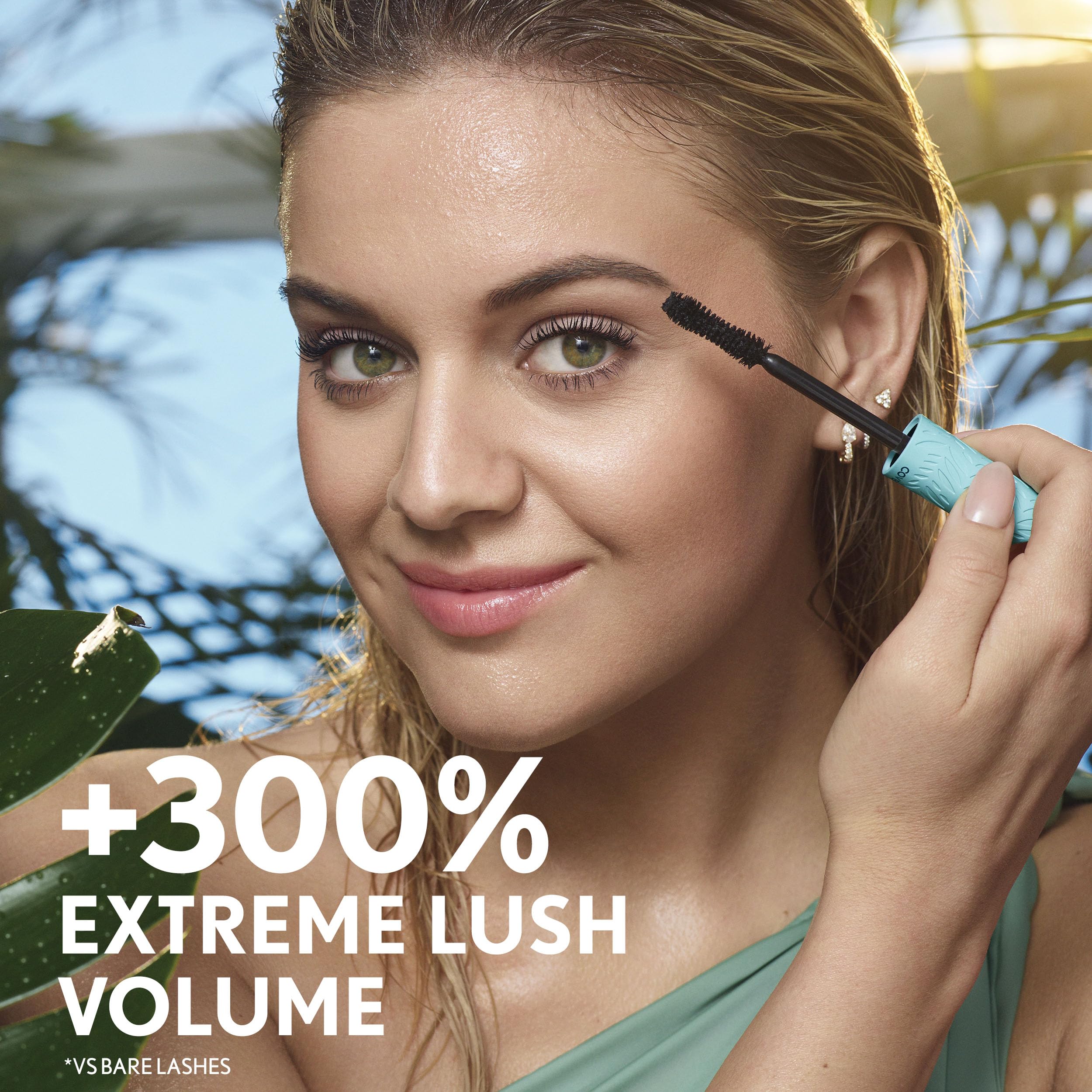 CoverGirl Lash Blast Cleantopia waterproof resistance showcases humidity and sweat tolerance.